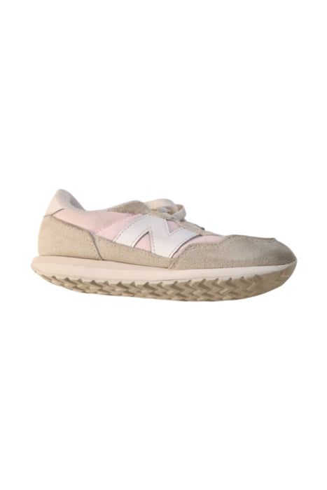 A Beige Sneakers from New Balance in size 6T for girl. (Front View)