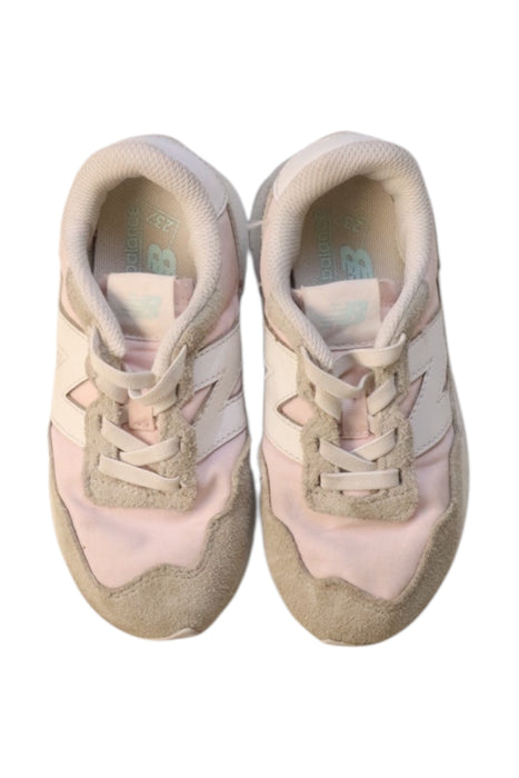A Beige Sneakers from New Balance in size 6T for girl. (Back View)