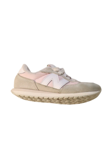 A Beige Sneakers from New Balance in size 5T for girl. (Front View)