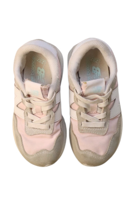 A Beige Sneakers from New Balance in size 5T for girl. (Back View)