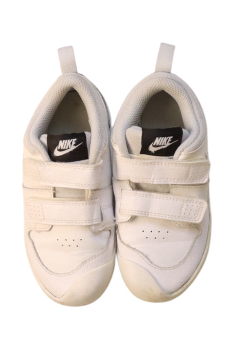 A White Sneakers from Nike in size 4T for neutral. (Back View)