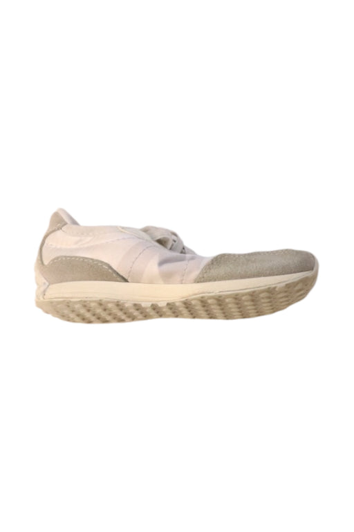 A Beige Sneakers from New Balance in size 4T for neutral. (Front View)