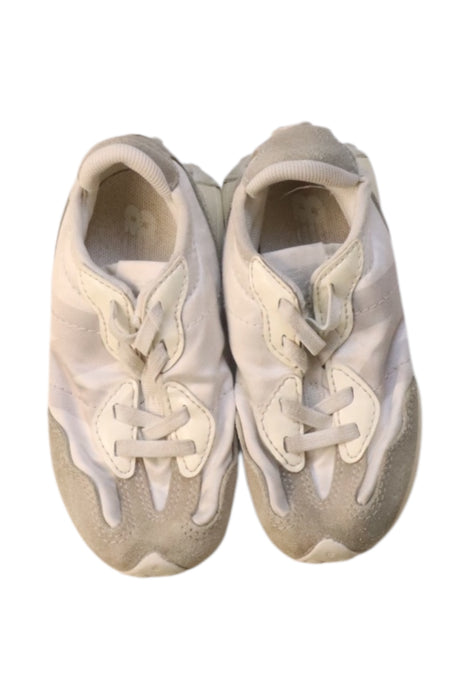 A Beige Sneakers from New Balance in size 4T for neutral. (Back View)