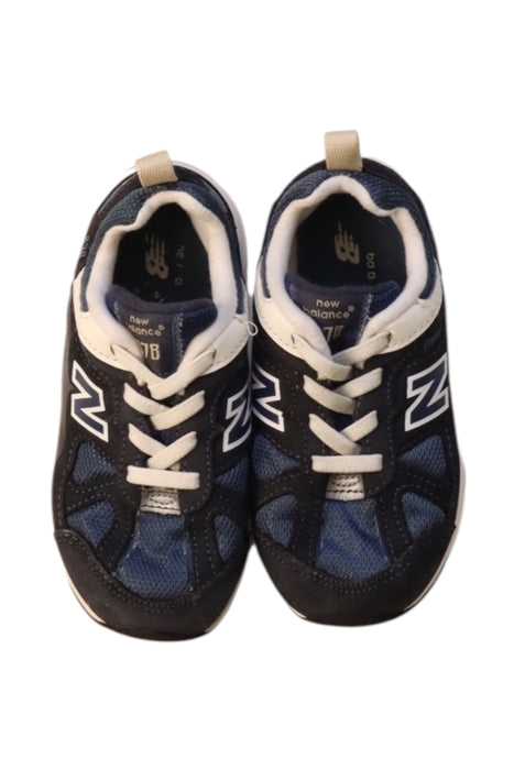 A Navy Sneakers from New Balance in size 4T for neutral. (Back View)