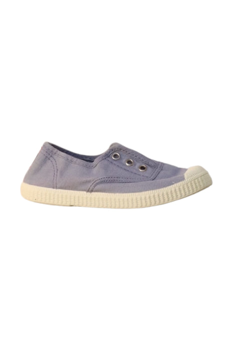 A Blue Slip Ons from Cienta in size 5T for neutral. (Front View)