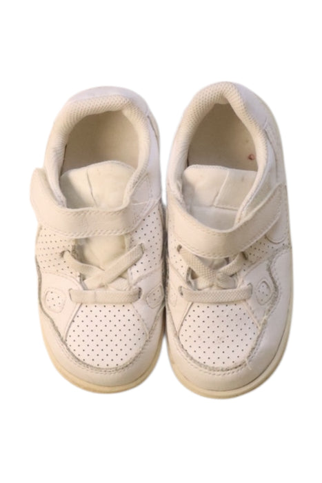 A White Sneakers from Nike in size 3T for neutral. (Back View)