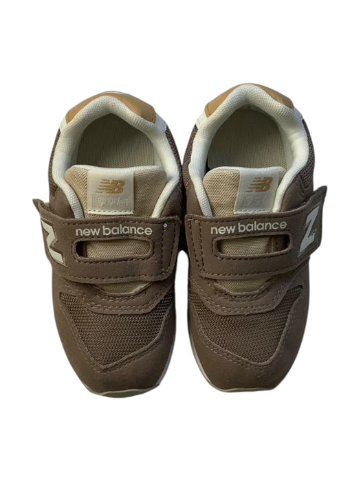 A Brown Sneakers from New Balance in size 4T for neutral. (Back View)