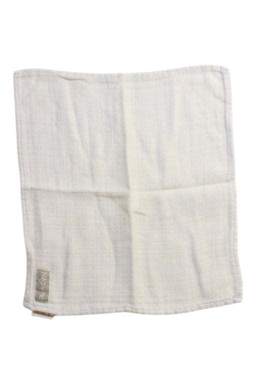 A White Blankets from Natures Purest in size O/S for neutral. (Front View)