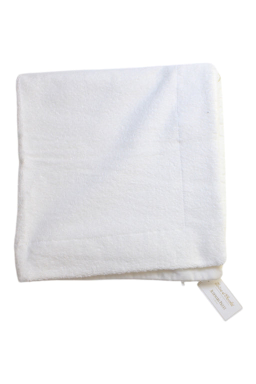A White Blankets from Tartine et Chocolat in size O/S for neutral. (Front View)