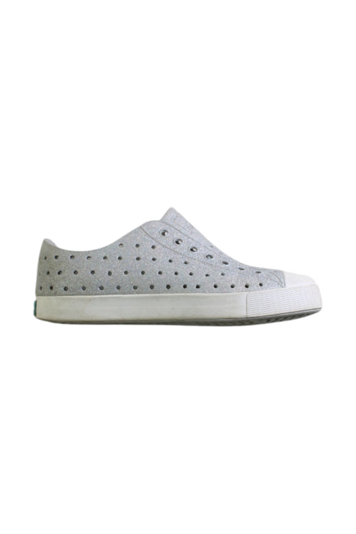 A Grey Sneakers from Native Shoes in size 7Y for girl. (Front View)