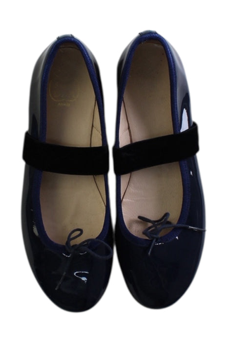 A Navy Flats from Pom d’Api in size 9Y for girl. (Back View)