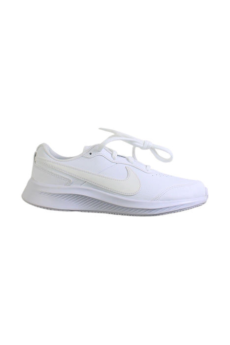 A White Sneakers from Nike in size 11Y for neutral. (Front View)
