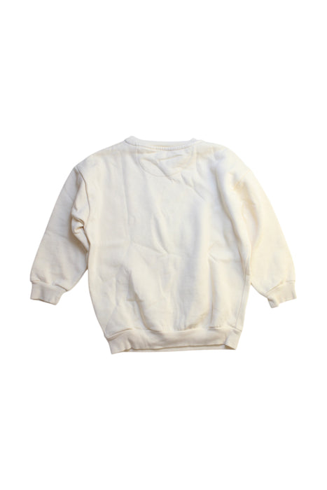A White Crewneck Sweatshirts from Peter Rabbit in size 5T for girl. (Back View)
