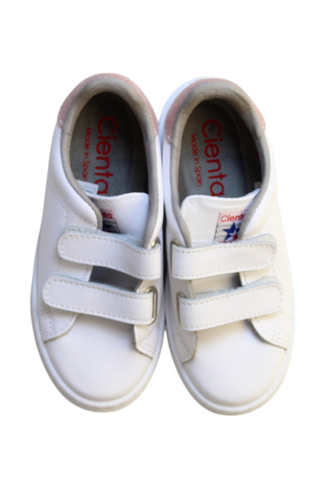 A White Sneakers from Cienta in size 6T for girl. (Back View)