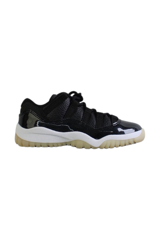 A Black Sneakers from Air Jordan in size 5T for boy. (Front View)