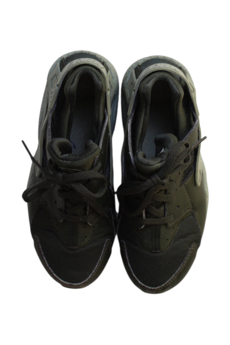 A Black Sneakers from Nike in size 7Y for boy. (Back View)