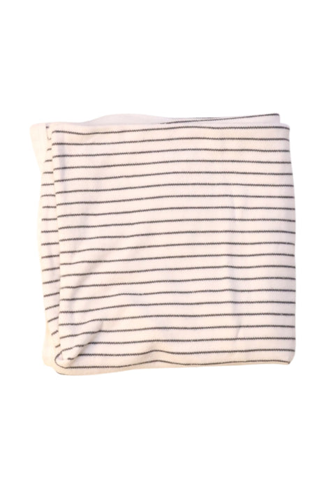 A White Blankets from Mori in size O/S for neutral. (Front View)