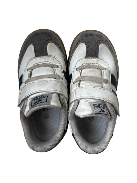 A White Sneakers from Dr. Kong in size 4T for neutral. (Front View)