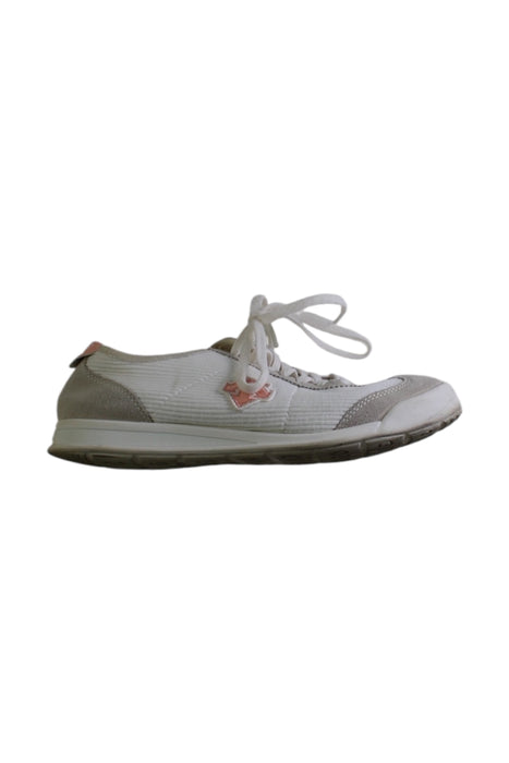 A White Sneakers from Descente in size 12Y for girl. (Front View)