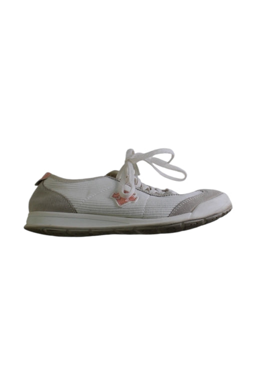 A White Sneakers from Descente in size 12Y for girl. (Front View)