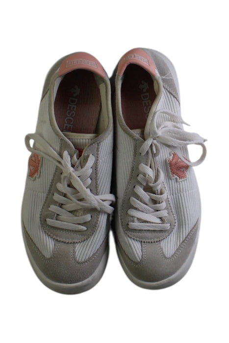 A White Sneakers from Descente in size 12Y for girl. (Back View)