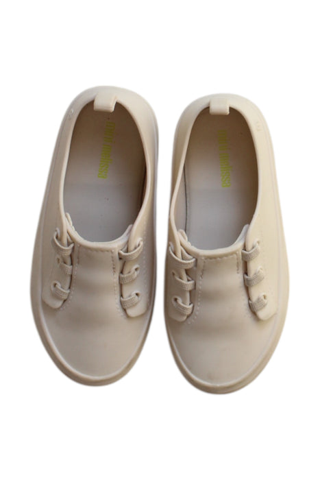 A White Sneakers from Mini Melissa in size 3T for neutral. (Back View)