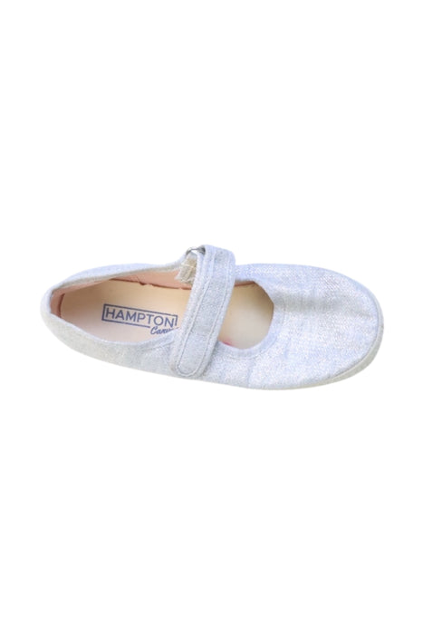 A Silver Flats from Hampton Canvas in size 6T for girl. (Front View)