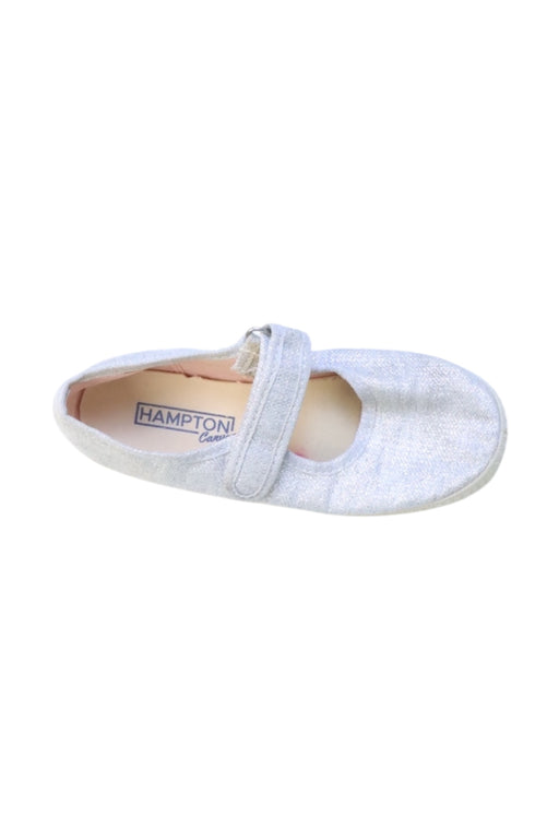 A Silver Flats from Hampton Canvas in size 6T for girl. (Front View)