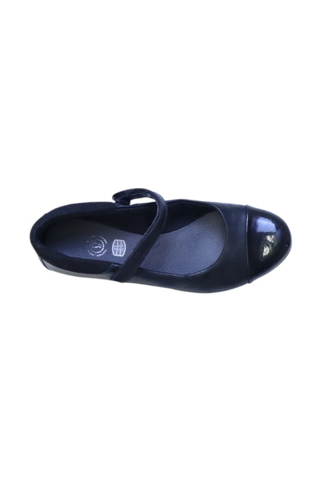 A Black Flats from Clarks in size 12Y for girl. (Front View)