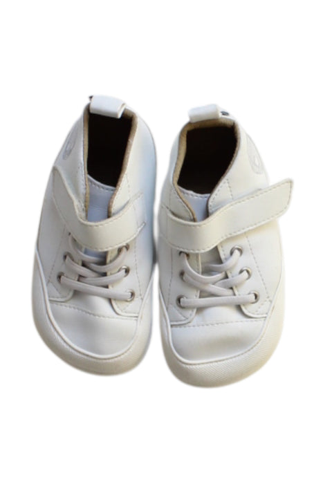 A White Sneakers from Zapato FEROZ in size 18-24M for boy. (Front View)