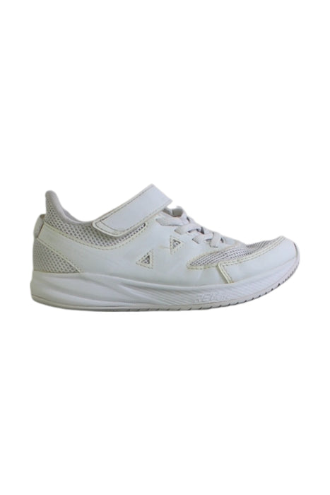 A White Sneakers from New Balance in size 7Y for neutral. (Front View)