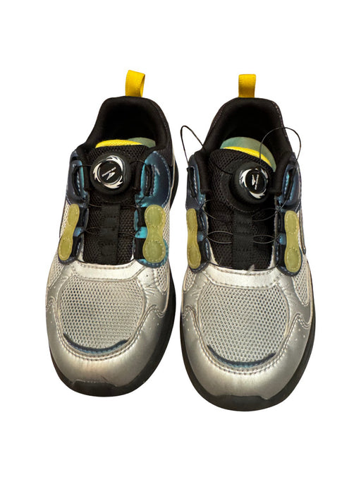 A Silver Sneakers from Dr. Kong in size 6T for neutral. (Front View)