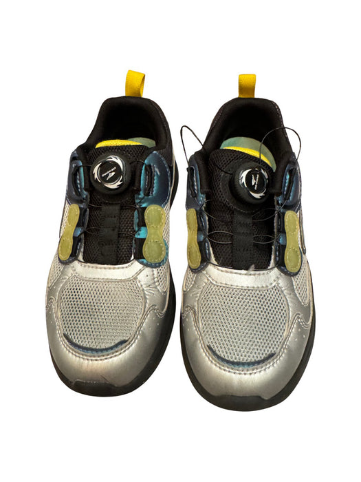 A Silver Sneakers from Dr. Kong in size 6T for neutral. (Front View)