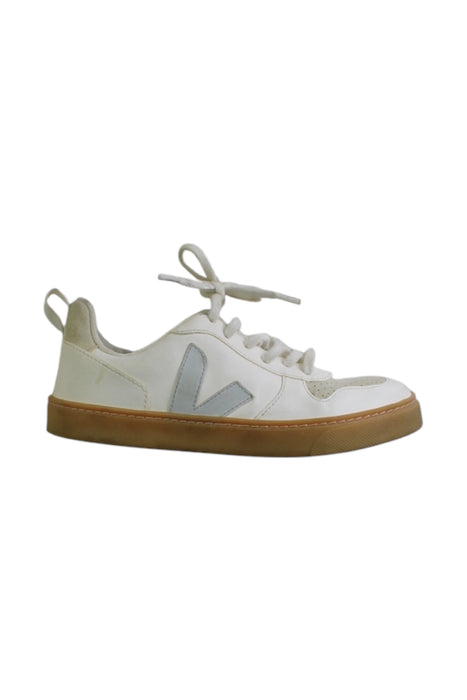A White Sneakers from Veja in size 9Y for neutral. (Front View)