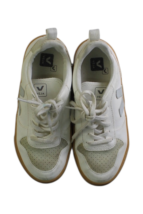 A White Sneakers from Veja in size 9Y for neutral. (Back View)