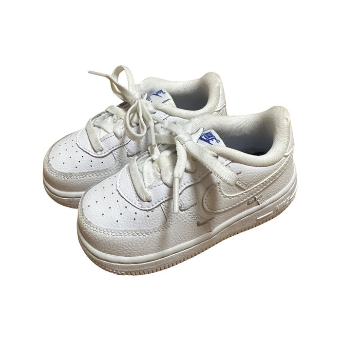 A White Sneakers from Nike in size 18-24M for neutral. (Front View)