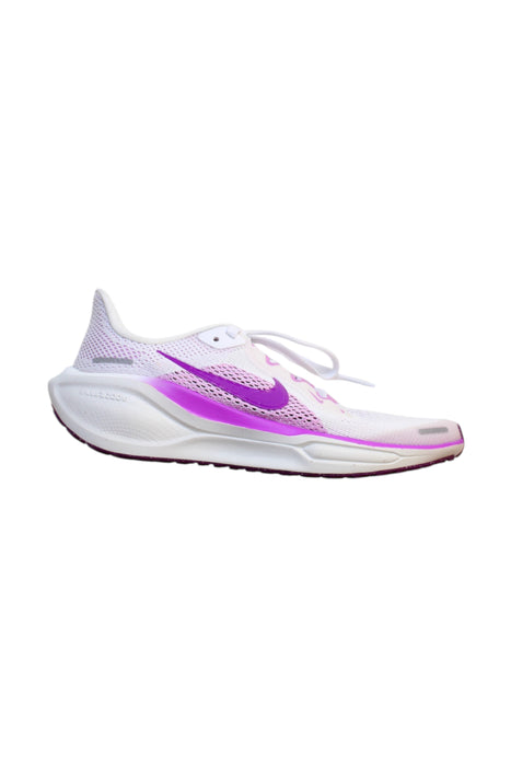 A  Sneakers from Nike in size 9Y for girl. (Front View)