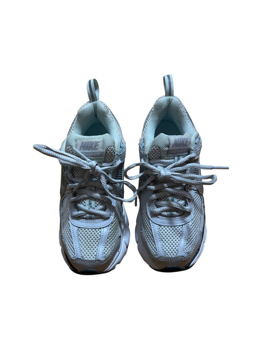A Grey Sneakers from Nike in size 7Y for neutral. (Front View)
