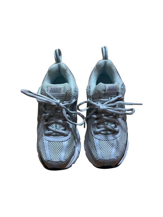 A Grey Sneakers from Nike in size 7Y for neutral. (Front View)