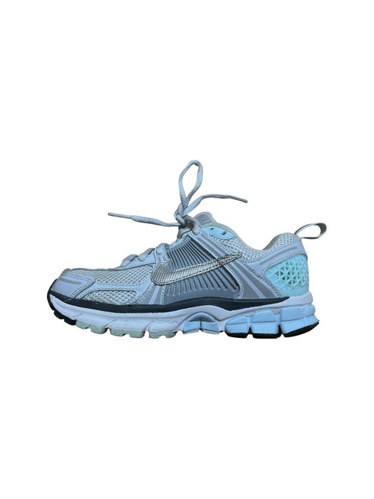 A Grey Sneakers from Nike in size 7Y for neutral. (Back View)