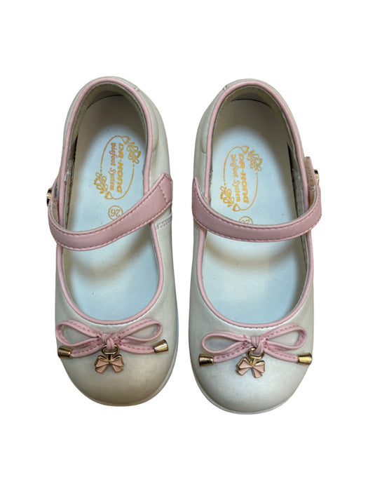 A White Dress Shoes from Dr. Kong in size 4T for girl. (Front View)