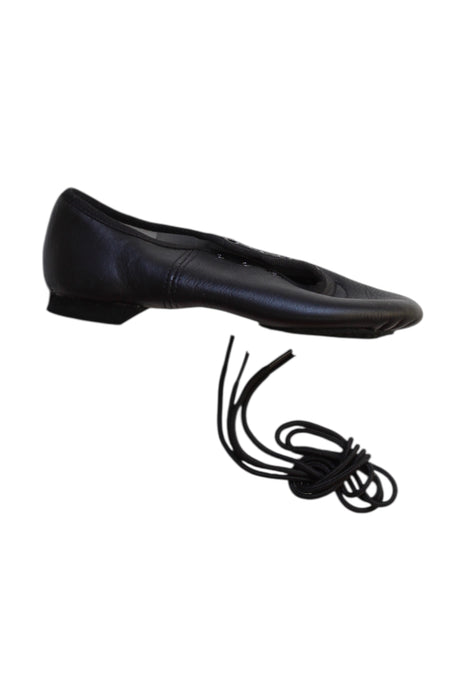 A Black Dress Shoes from Tutulamb in size 6T for girl. (Front View)
