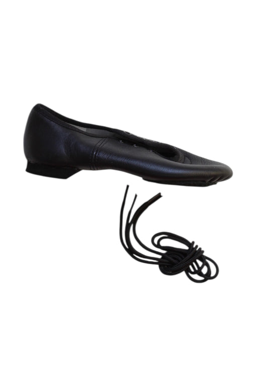 A Black Dress Shoes from Tutulamb in size 6T for girl. (Front View)