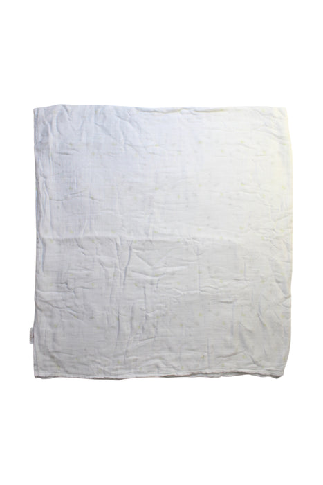 A White Blankets from Dave & Bella in size O/S for neutral. (Front View)