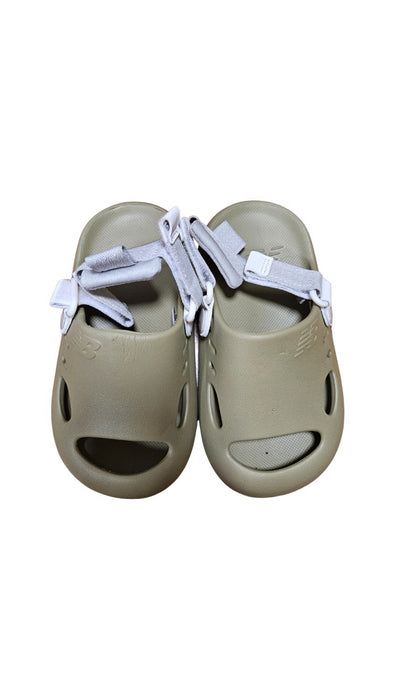 A Beige Sandals from New Balance in size 4T for neutral. (Front View)