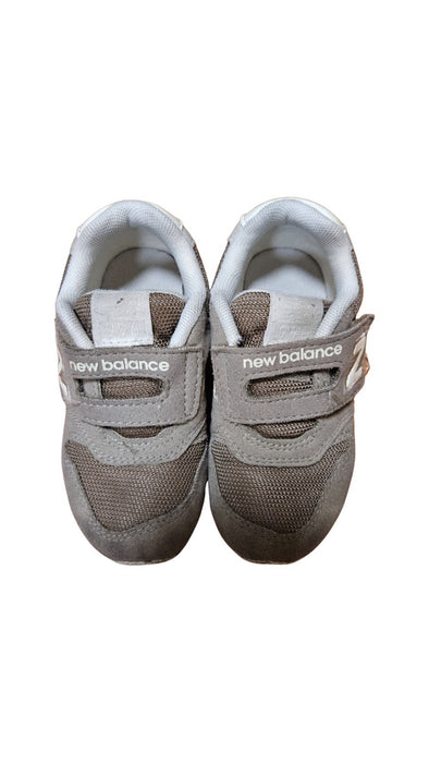A Grey Sneakers from New Balance in size 3T for neutral. (Front View)