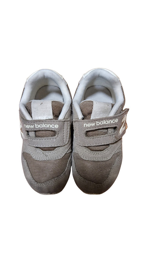 A Grey Sneakers from New Balance in size 3T for neutral. (Front View)