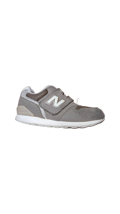 A Grey Sneakers from New Balance in size 3T for neutral. (Back View)