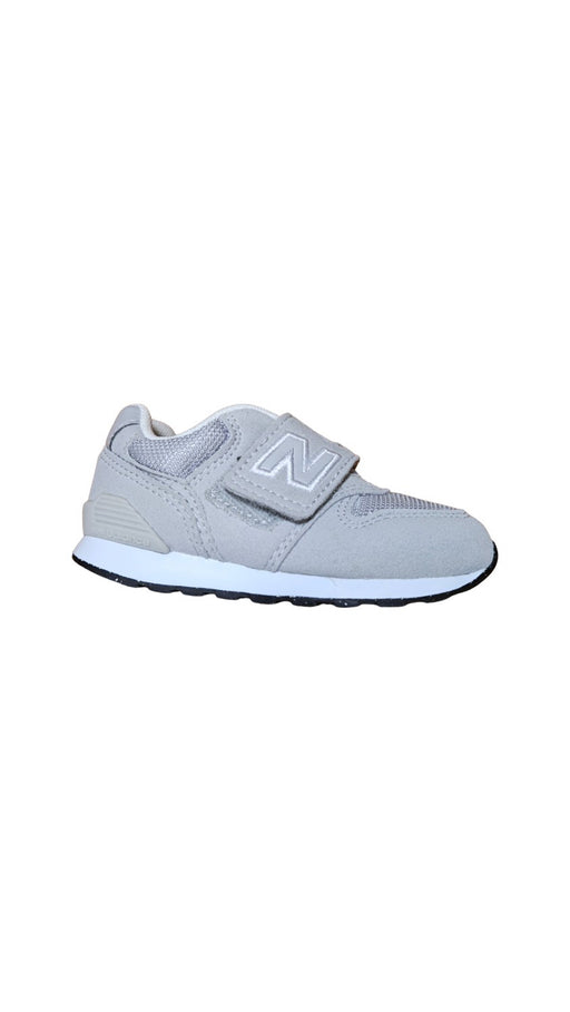 A Grey Sneakers from New Balance in size 3T for neutral. (Front View)