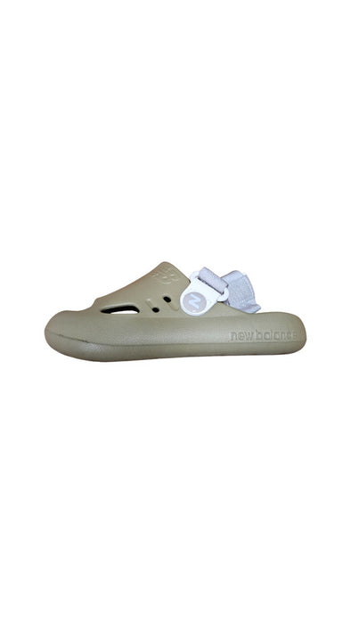 A Beige Sandals from New Balance in size 4T for neutral. (Back View)